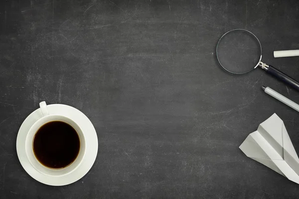 Blackboard em branco preto com xícara de café — Fotografia de Stock
