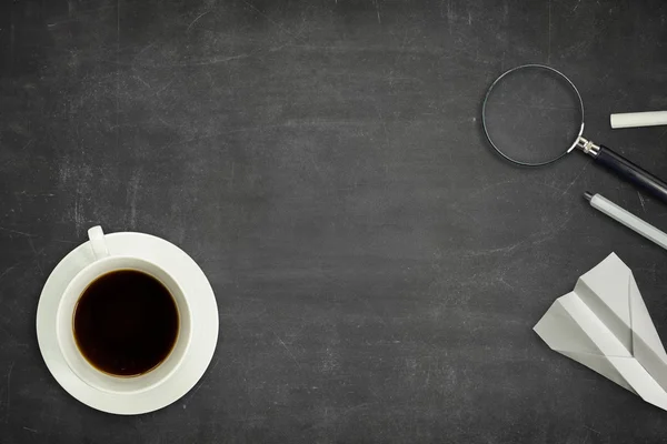 Pizarra en blanco negro con taza de café —  Fotos de Stock