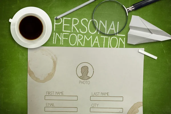 Informações pessoais formulário conceito no quadro-negro verde com xícara de café — Fotografia de Stock