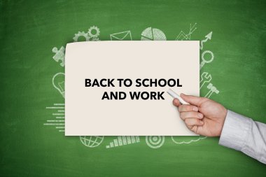 Kavram yeşil yazı tahtası üzerinde çalışmak ve shool için geri