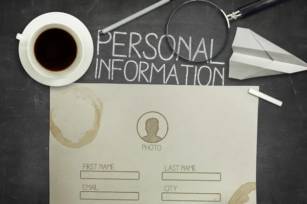 Concepto de formulario de información personal en pizarra negra con taza de café — Foto de Stock