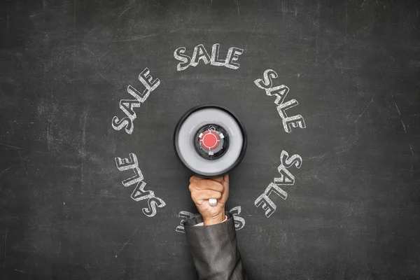 Svarta tavlan och försäljning text med handen håller MegaFon — Stockfoto