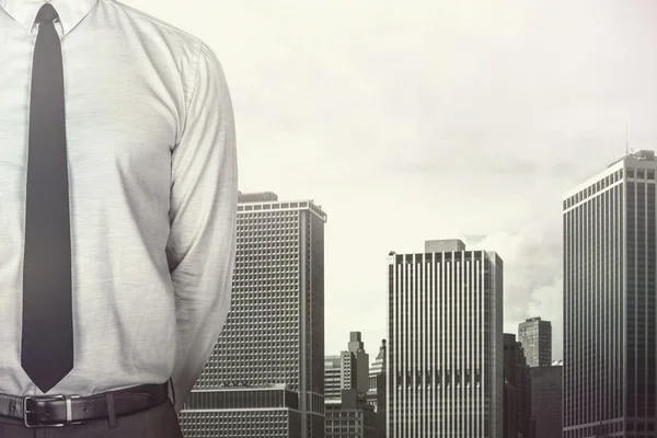 Businessman on cityscape background — Stock Photo, Image