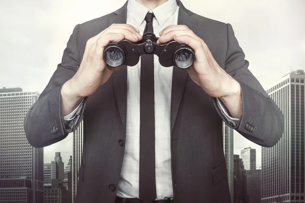 Dürbün cityscape arka planda tutan işadamı