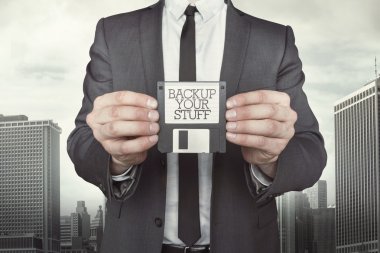 İşadamı holding disket elinde