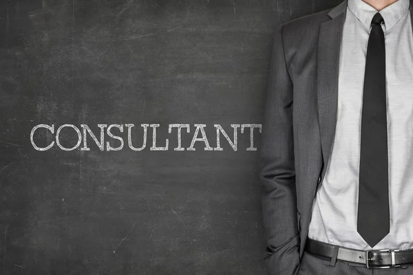 Consultant sur tableau noir — Photo