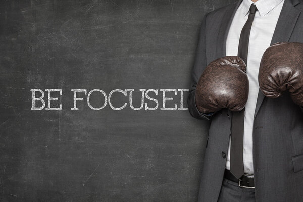 Будьте сосредоточены на доске с бизнесменом
 