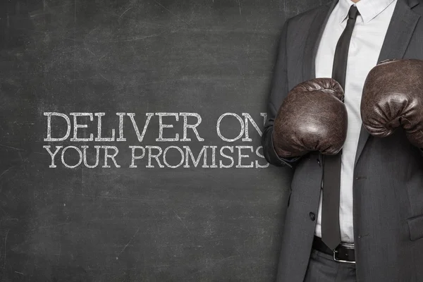 Dostarczyć na swoje obietnice na tablicy z biznesmen — Zdjęcie stockowe