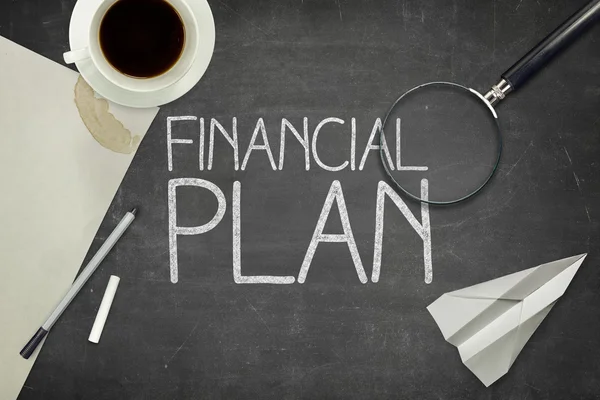 Finansal plan kavramı üzerinde boş kağıt levha ile siyah yazı tahtası — Stok fotoğraf