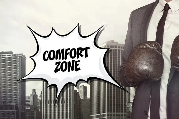 Testo zona comfort con uomo d'affari che indossa guanti da boxe — Foto Stock