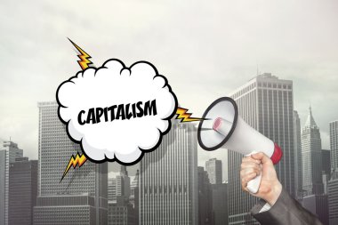 Kapitalizm metin konuşma balonu ve işadamı elinde megafon holding