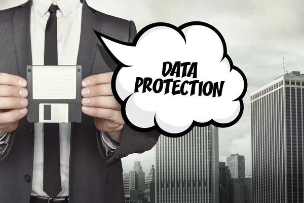 Datenschutz-Text über Sprechblase mit Geschäftsmann, der Diskette hält — Stockfoto