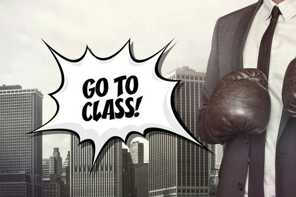 Ir a clase de texto con un hombre de negocios con guantes de boxeo — Foto de Stock