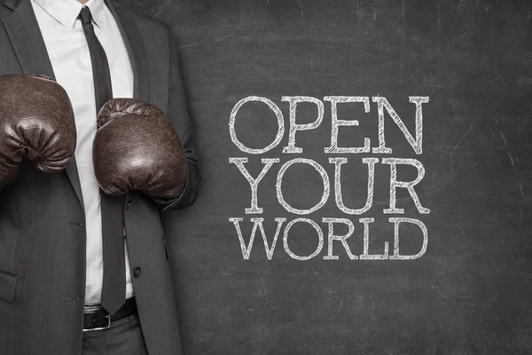 Abra seu mundo no quadro negro com homem de negócios ao lado — Fotografia de Stock