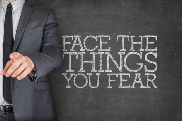 Αντιμετωπίζουν τα πράγματα εσείς φόβος στο blackboard με επιχειρηματία — Φωτογραφία Αρχείου