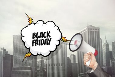 Siyah Cuma metin konuşma balonu ve işadamı elinde megafon holding