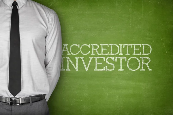 Geaccrediteerde investeerder tekst op blackboard — Stockfoto