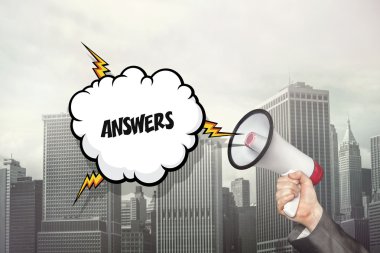 Cevaplar metin konuşma balonu ve işadamı elinde megafon holding