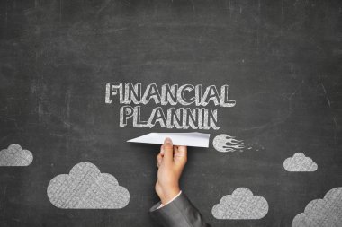 Kağıt Uçak ile yazı tahtası üzerinde finansal planlama kavramı