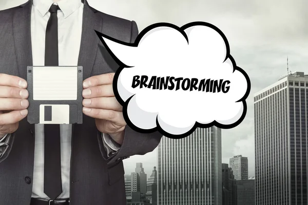 Brainstorming testo sulla bolla discorso con uomo d'affari in possesso di dischetto — Foto Stock