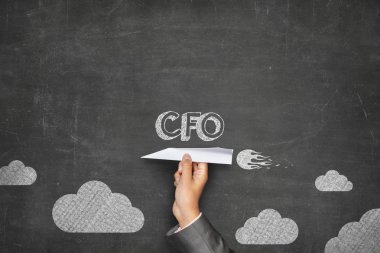 CFO konsepti üzerine kağıt uçak ile yazı tahtası