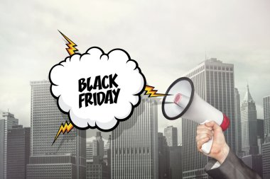 Siyah Cuma metin konuşma balonu ve işadamı elinde megafon holding