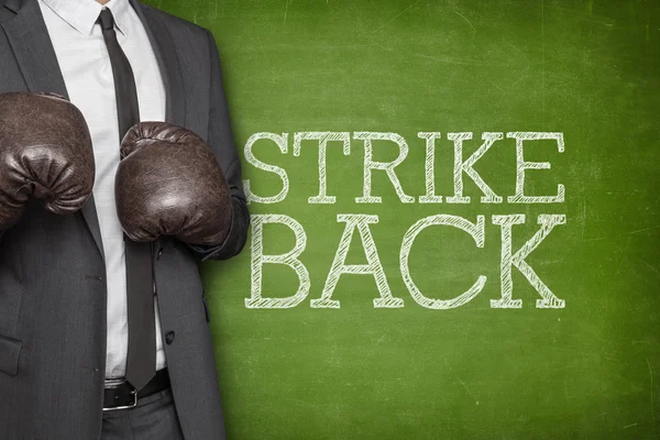 Strike terug op blackboard met zakenman aan kant — Stockfoto