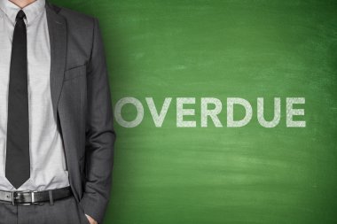 Yeşil yazı tahtası üzerinde vadesi geçmiş metin