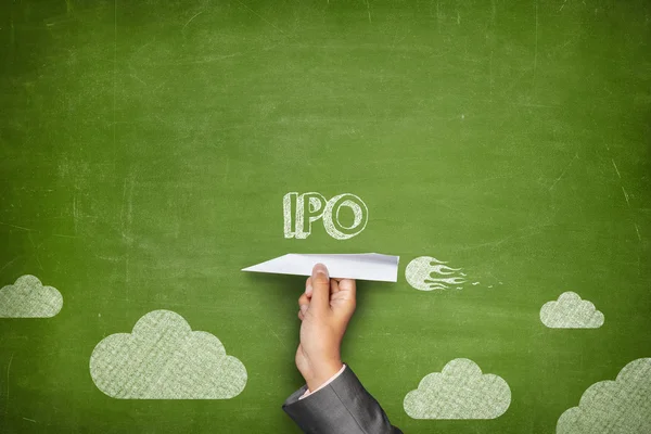 Concept IPO sur tableau noir avec avion en papier — Photo