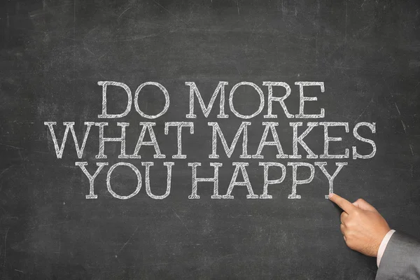 Faça mais o que faz você texto feliz no quadro negro — Fotografia de Stock