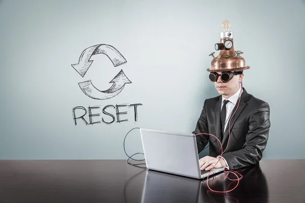 Reset-Konzept mit Oldtimer-Geschäftsmann und Laptop — Stockfoto