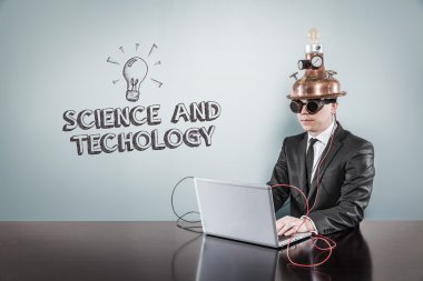 Vintage işadamı ve laptop ile bilim ve teknoloji kavramı