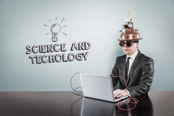 Wetenschap en technologie concept met vintage zakenman en laptop — Stockfoto