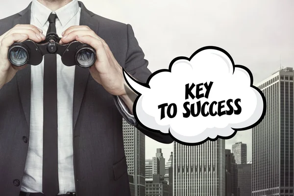 Key to success text on speech bubble with businessman holding binoculars — Stock Photo, Image