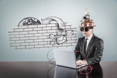 Önemsiz posta procection konsepti vintage işadamı ve dizüstü bilgisayar ile