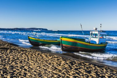 Yelkenli ve balık tutma filika.