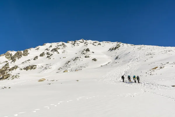 Hikers on the approach to the summit. — Stock Photo, Image