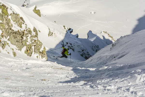 Ski Klätterutrustning under nedstigningen couloir. — Stockfoto