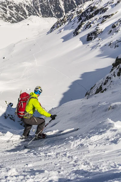 Skitourengehen beim Skifahren. — Stockfoto