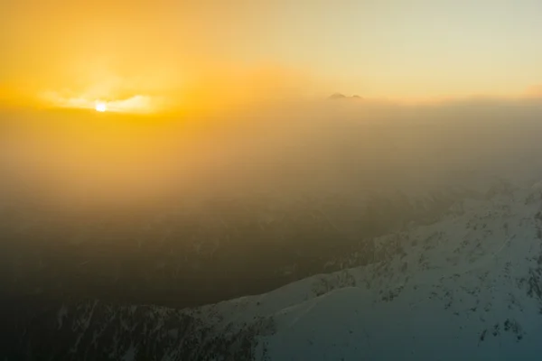 Sonnenaufgang am nebligen Morgen. — Stockfoto