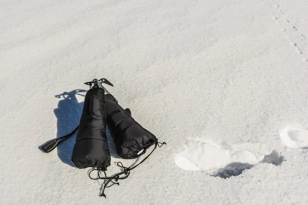 Machado de gelo com mitenes na neve . — Fotografia de Stock