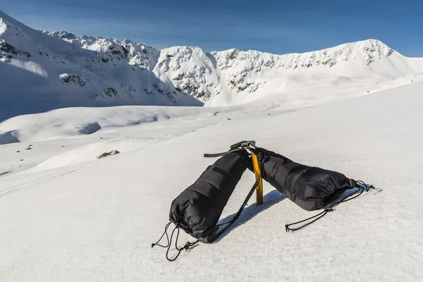 Mittens clipped carabiner for ice axe. — Stock Photo, Image