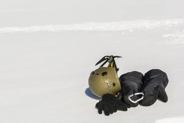 Handschuhe, Helm und Eispickel. — Stockfoto