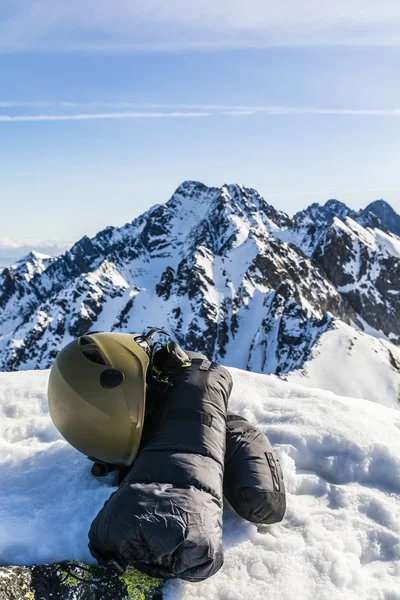 Mittens, ice axe, helmet and glasses in the mountains. — Stock Photo, Image