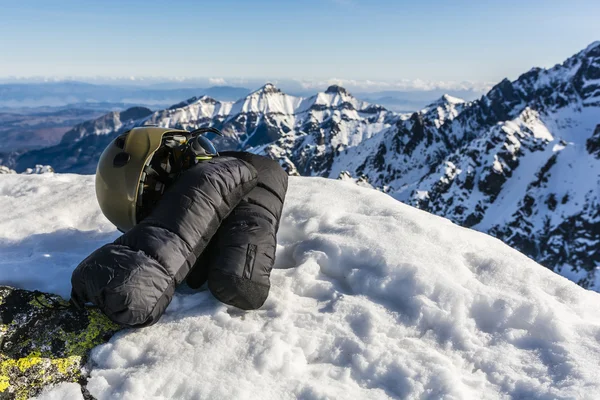 Vantar, isyxa, hjälm och glacier glasögon. — Stockfoto