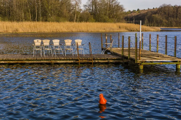 湖の上のドックでの椅子. — ストック写真