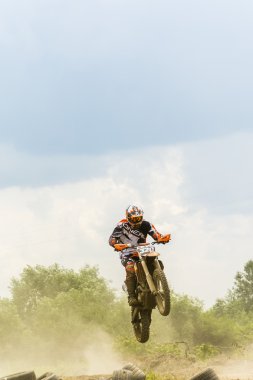 Bir motosiklet motocross üzerinde uçuş binici.