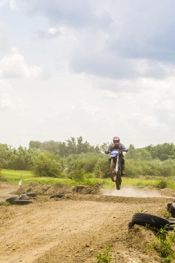 Motocross üzerinde atlama binici.