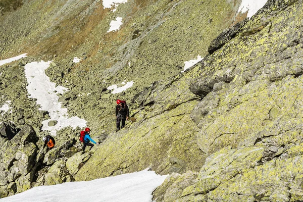 Mountain guide with a couple of clients. — Stock Photo, Image