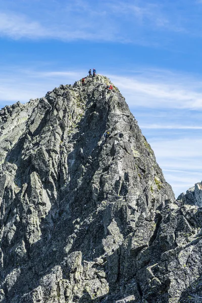 Teams of mountaineers on the ridge. — Stock Photo, Image